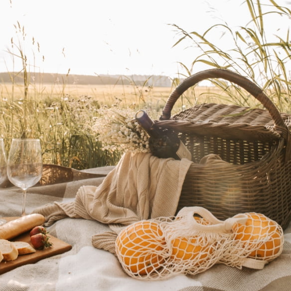 Una cesta de comida para llevar