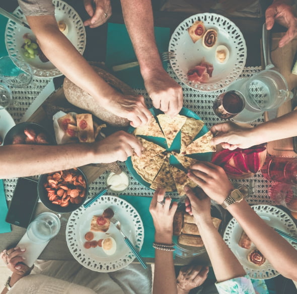 Un grupo de personas disfrutando de la comida del restaurante